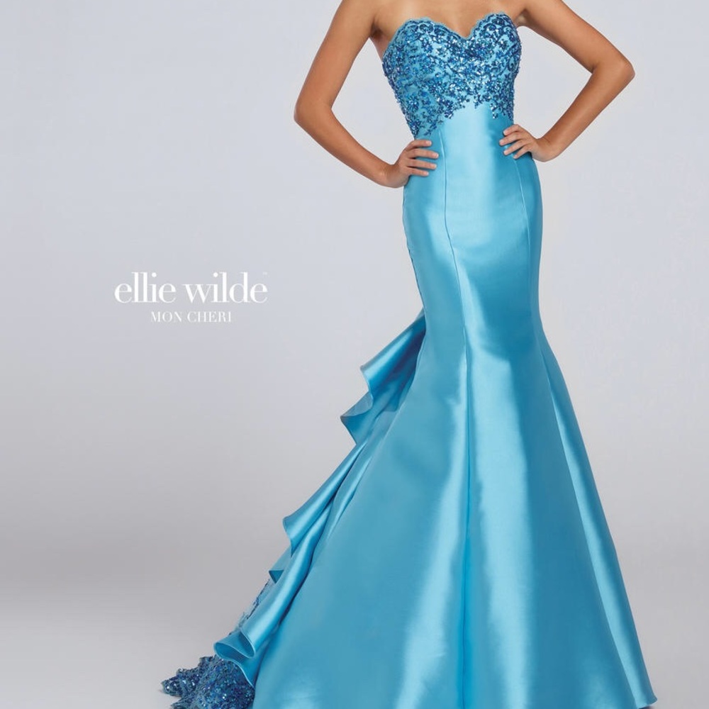 Ellie Wilde Blue dress size 6